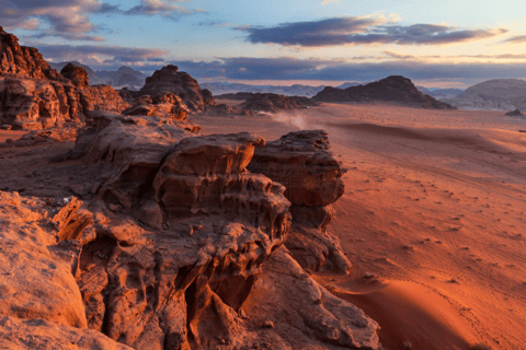 Wadi Rum: Almoço ou Jantar ao Estilo Beduíno com Serviço de BuscaAlmoço beduíno local com chá, café, bebidas geladas e serviço de busca