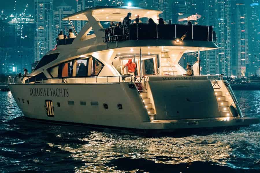 Dubai Hafen: Luxuriöse Yacht-Tour mit Barbecue-Optionen. Foto: GetYourGuide Dubai Hafen: Luxuriöse Yacht-Tour mit Barbecue-Optionen. Foto: GetYourGuide