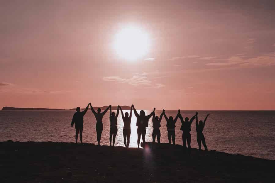 Ibiza: Yoga & Cava in geheimer Bucht bei Sonnenuntergang. Foto: GetYourGuide
