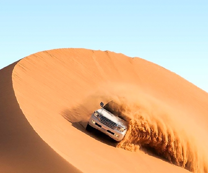 ドバイ：砂漠サファリ、四輪バギー、ラクダ乗り、ビュッフェ式ディナー