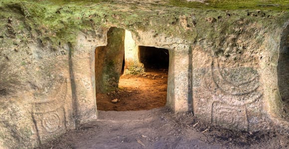 Alghero: Anghelu Ruju Necropolis with Audio Guides