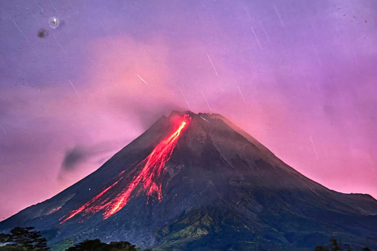 Yogyakarta : excursion nocturne au volcan Merapi avec observation de la lave et des étoilesYogyakarta : Excursion nocturne au volcan Merapi avec observation de la lave et des éto