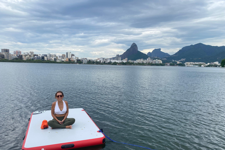 Rio : SUP Paddleboarding avec transfert en VW Kombi TransporterSUP Paddling au point de rencontre de Lagoa pendant 1,5 heures