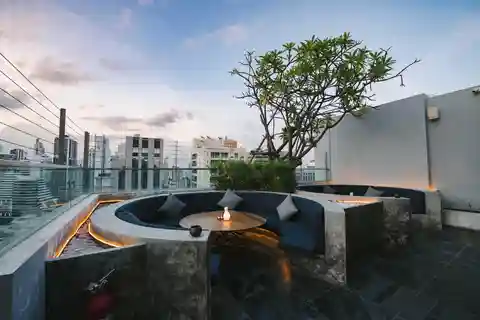 Bangkok: Sky on 20 Rooftop Bar mit Free Flow Drinks
