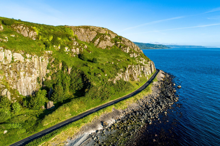 Belfast: Private Derry Transfer Tour via Giant's Causeway