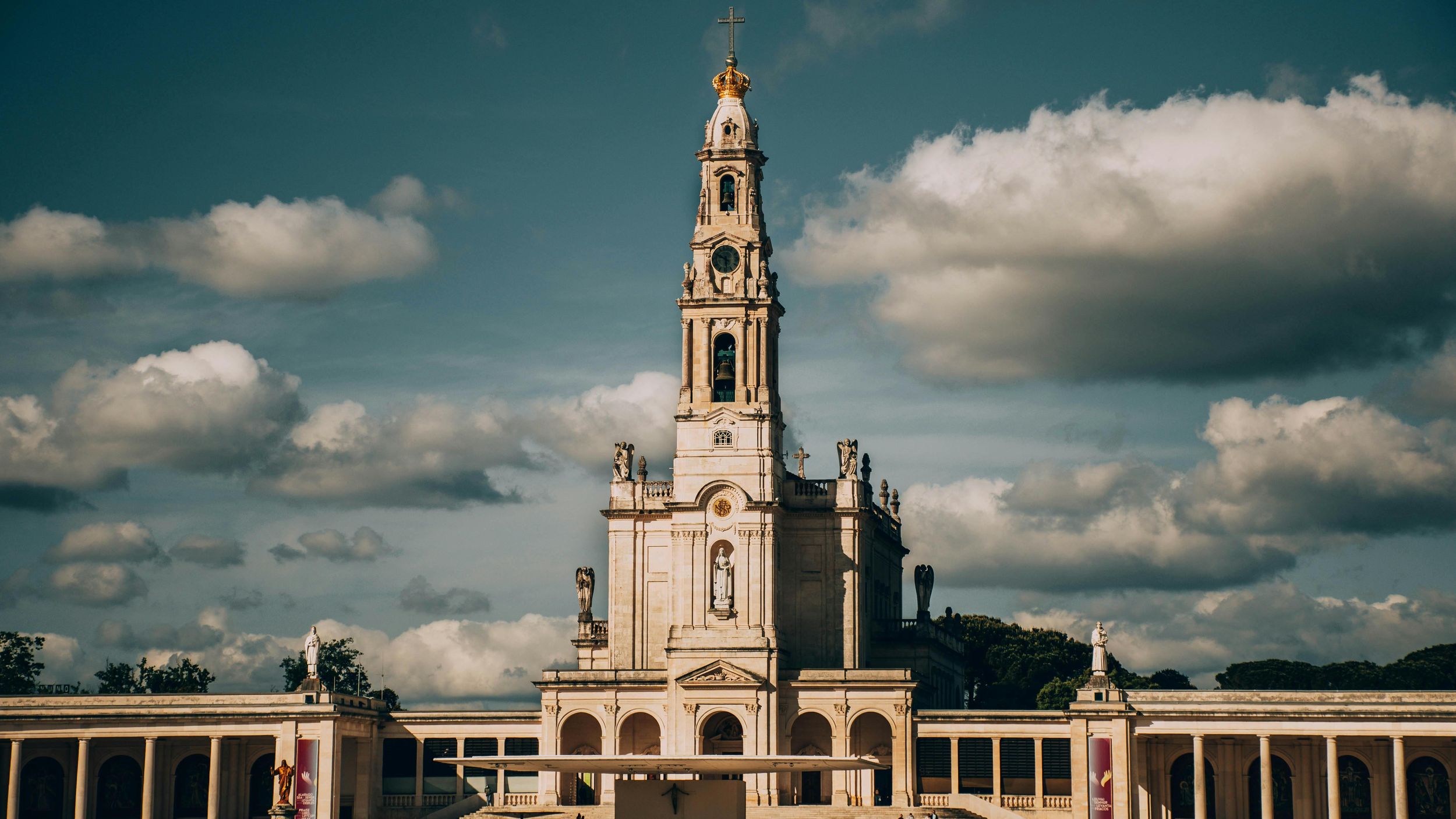 Von Lissabon aus: Komplette Tour durch Fatima, Batalha, Nazaré und Óbidos mit Stefano