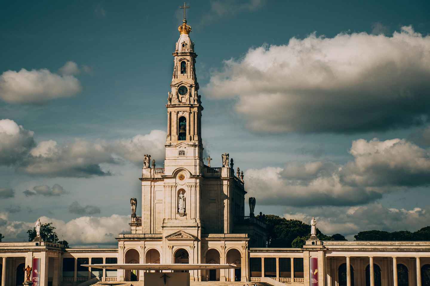 Lisbon: Sanctuary Fátima & Little Shepperd Town Guide Tour