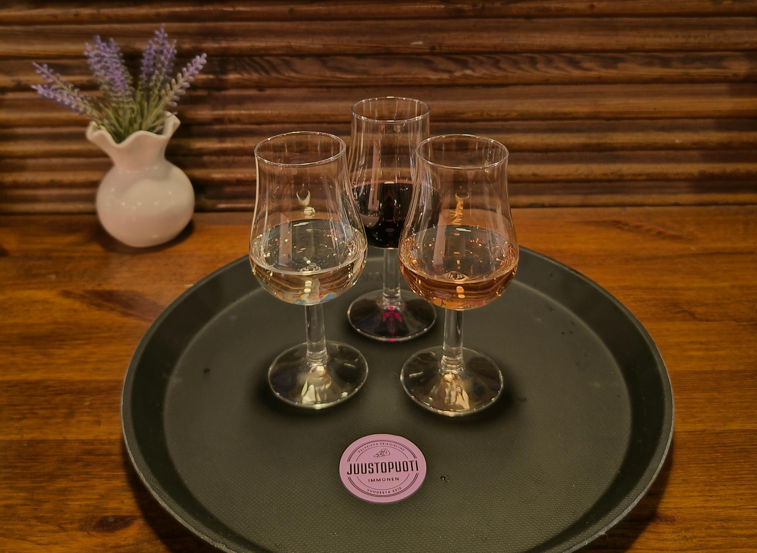 Turku: Finnische Wein- und Käseverkostung in der Markthalle