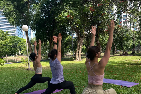 Bangkok: Ochtendyoga voor alle niveaus in Lumphini ParkBangkok: Yoga voor alle niveaus in het Lumphini Park