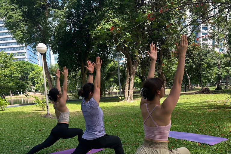 Bangkok: Ochtendyoga voor alle niveaus in Lumphini ParkBangkok: Yoga voor alle niveaus in het Lumphini Park