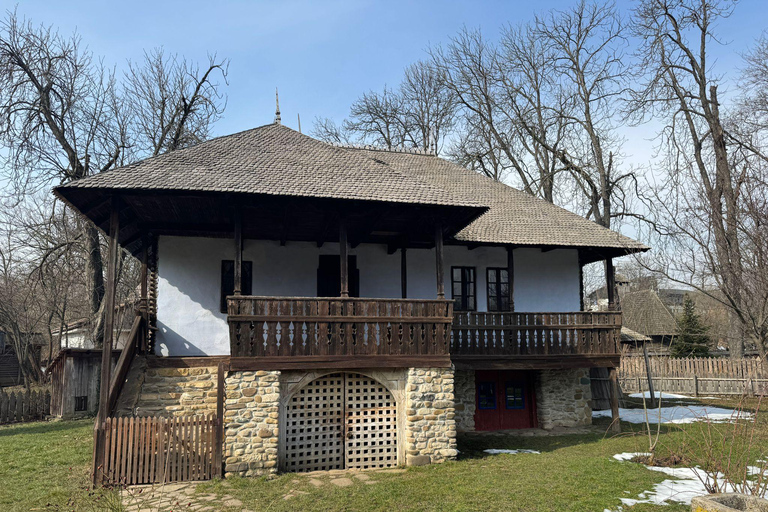 Bucharest: Village Museum, Ceausescu Mansion & Lakeside Tour