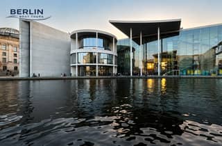 Bootstour in Berlin mit Blick auf Sehenswürdigkeiten und Live-Guide DE/EN