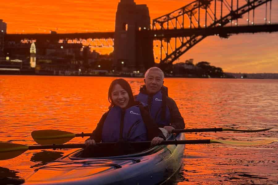 Sydney: Kajak-Tour bei Sonnenuntergang mit Blick auf das Opernhaus. Foto: GetYourGuide Sydney: Kajak-Tour bei Sonnenuntergang mit Blick auf das Opernhaus. Foto: GetYourGuide
