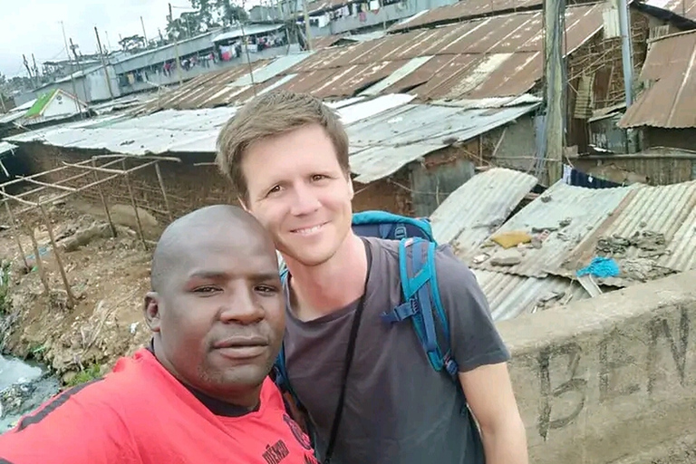 Nairobi: Excursão guiada de meio dia a pé pela favela de Kibera.Favela de Kibera: Excursões a pé de meio dia pela cidade de chocolate, Nairóbi