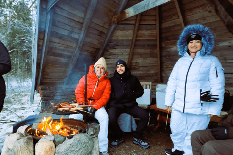 Avventura di pesca sul ghiaccio a Levi con zuppa di salmoneAvventura di pesca sul ghiaccio a Levi con la zuppa di salmone