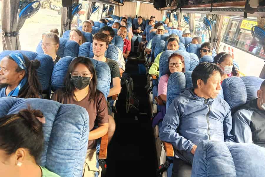 Kathmandu: Nach Pokhara Tagesbus | Premium-Sofa-Sitzplätze. Foto: GetYourGuide Kathmandu: Nach Pokhara Tagesbus | Premium-Sofa-Sitzplätze. Foto: GetYourGuide