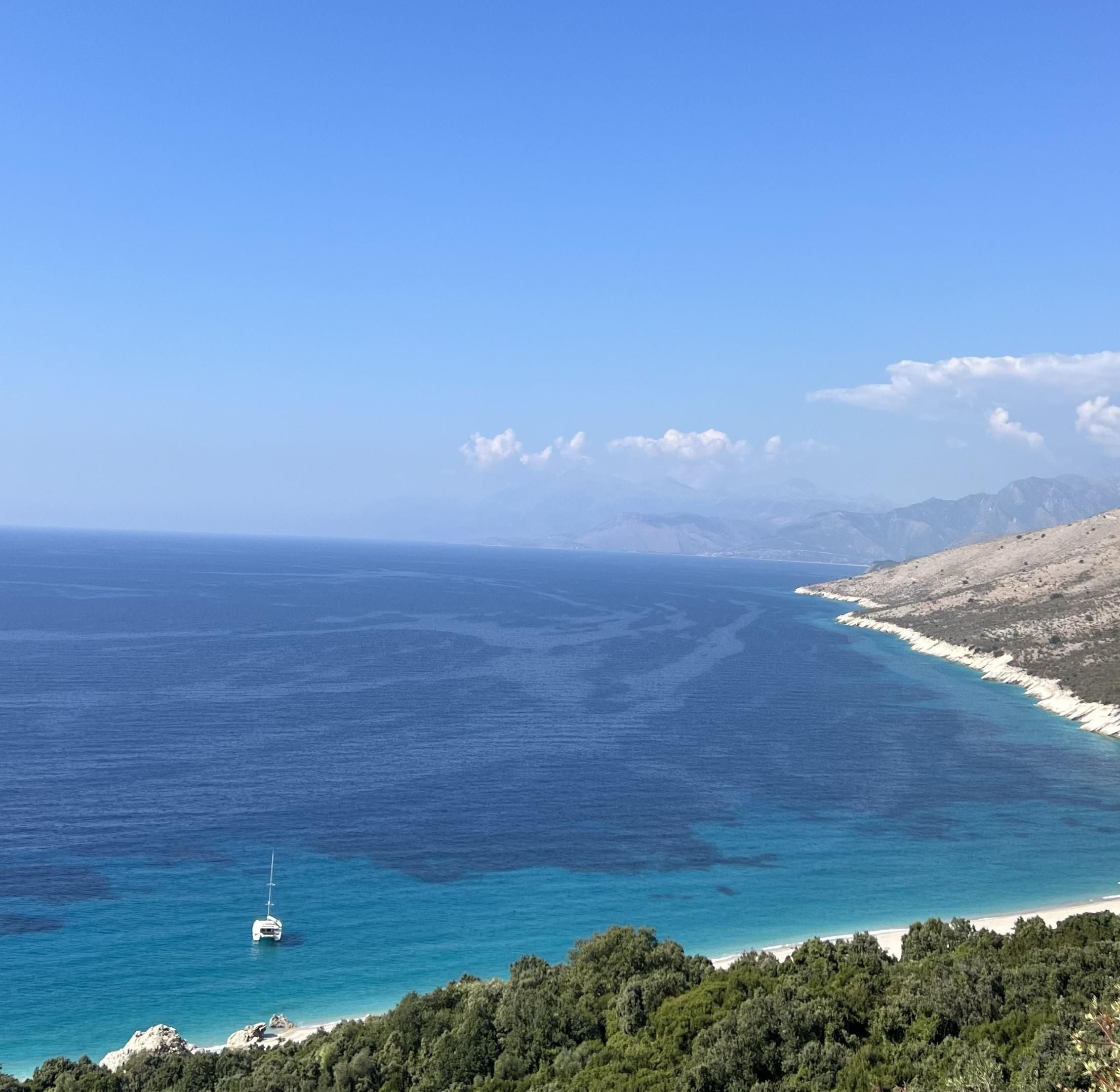 Bootstour in Saranda mit kostenlosem Zugang zu Sonnenschirmen am Strand