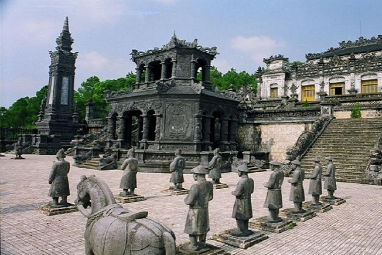 Excursión de un día entero desde la Ciudad Imperial de HueTour de la ciudad en grupo grande de día completo