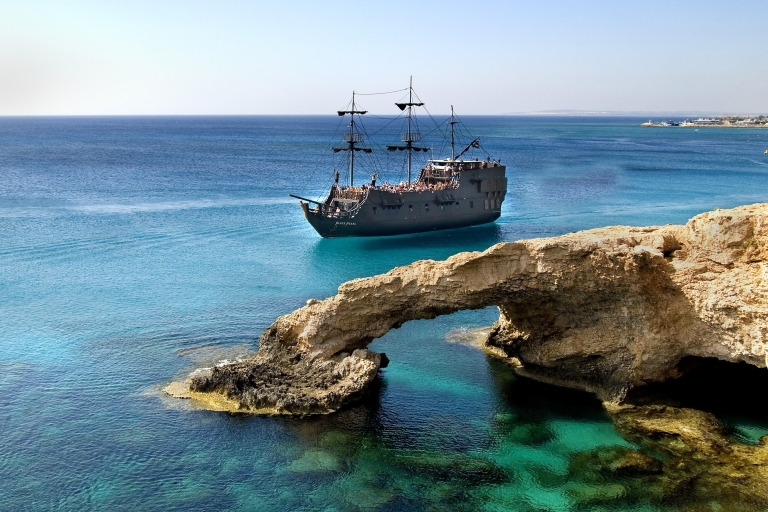 Ayia Napa: Crucero en barco pirata Perla Negra con espectáculo de cañonesCrucero Perla Negra con traslado