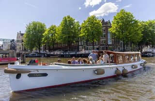 Amsterdam: Historische Bootsfahrt mit offener Bar und Knabbereien