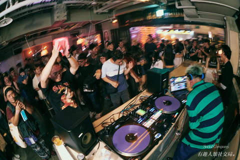 Taipei: Tipsy Bus 2.0 Bar-Hopping & Nightlife Experience