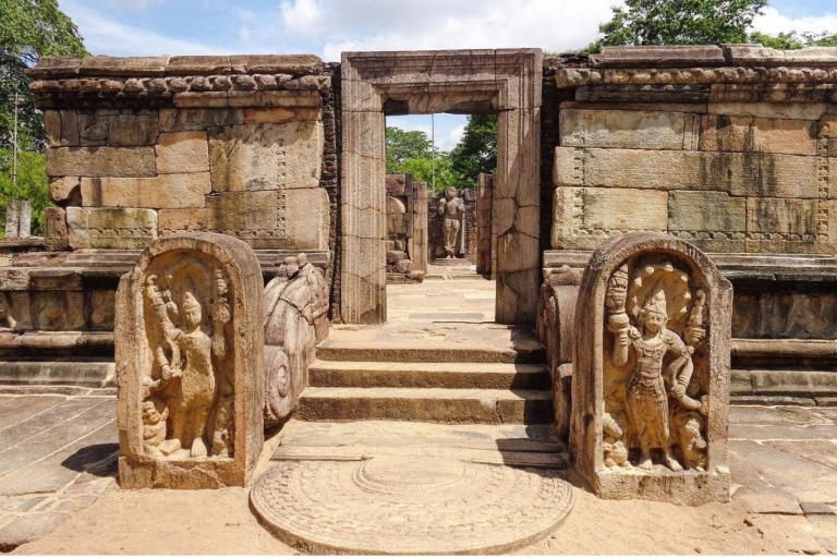 Von Kandy aus: Der Sigiriya-Felsen und die antike Stadt Polonnaruwa