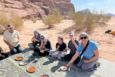 Wadi Rum : Visite privée de quatre heures en jeep avec des bédouins