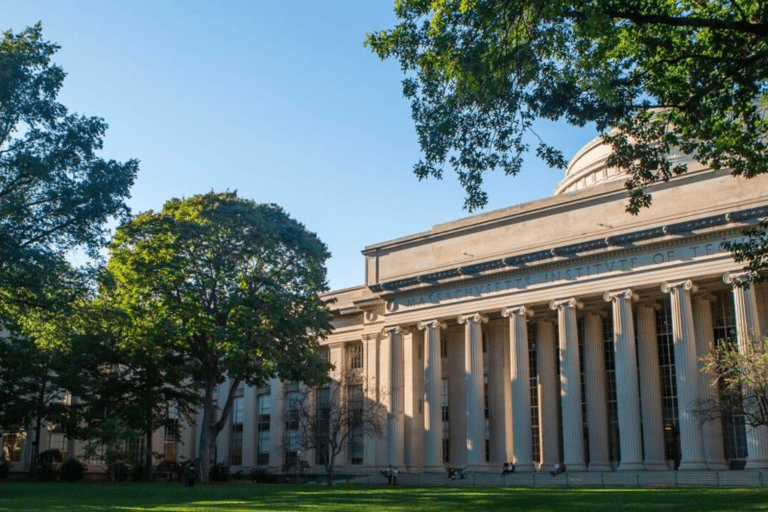 Cambridge: MIT Guided Walking Tour with Student Guide