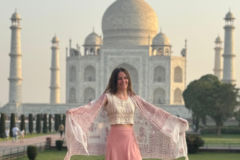 From New Delhi: Sunrise tour of Taj Mahal with Jaipur drop.