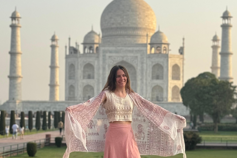 From New Delhi: Sunrise tour of Taj Mahal with Jaipur drop.