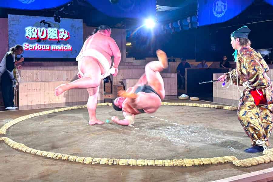 Tokio: Sumo-Unterhaltung mit japanischem Essen im Tokyo Tower. Foto: GetYourGuide Tokio: Sumo-Unterhaltung mit japanischem Essen im Tokyo Tower. Foto: GetYourGuide