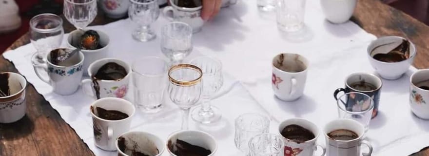 Expérience traditionnelle du café moulu à la meule de pierre à Gjirokastra