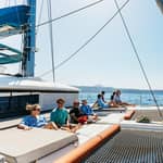 Santorini: Escursione in catamarano di lusso con pasto e open bar