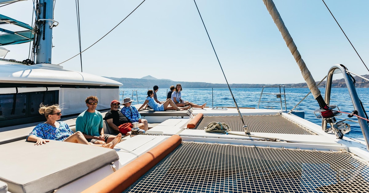 Santorin Luxuri Se Katamaran Tagestour Mit Mahlzeit Und Open Bar