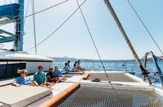 Santorini: excursión de 1 día en catamarán de lujo con comida y barra libre