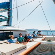 Santorin: Luxuriöse Katamaran Tagestour mit Mahlzeit und Open Bar