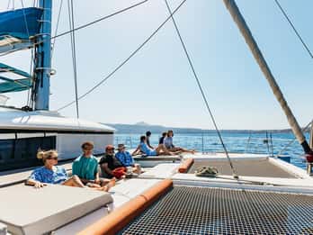 Santorini: Dagsutflykt med lyxig katamaran med måltid och öppen bar