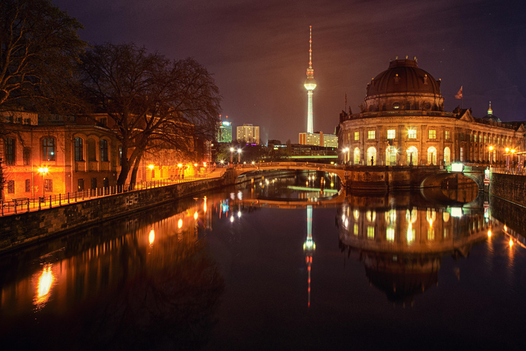 Berlin: City tour at night with illuminated sights