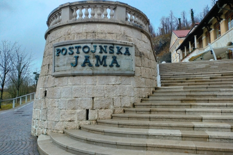 Excursión de un día a la cueva de Postojna y el lago Bled desde Liubliana