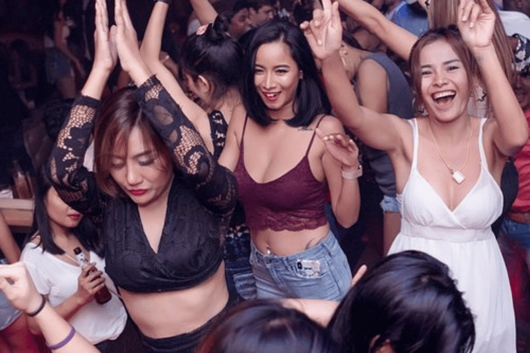 Tour della vita notturna di Phuket: avventura tra i bar e i club VIP di PatongTour della vita notturna di Phuket: tour dei bar e dei club con ingresso gratuito
