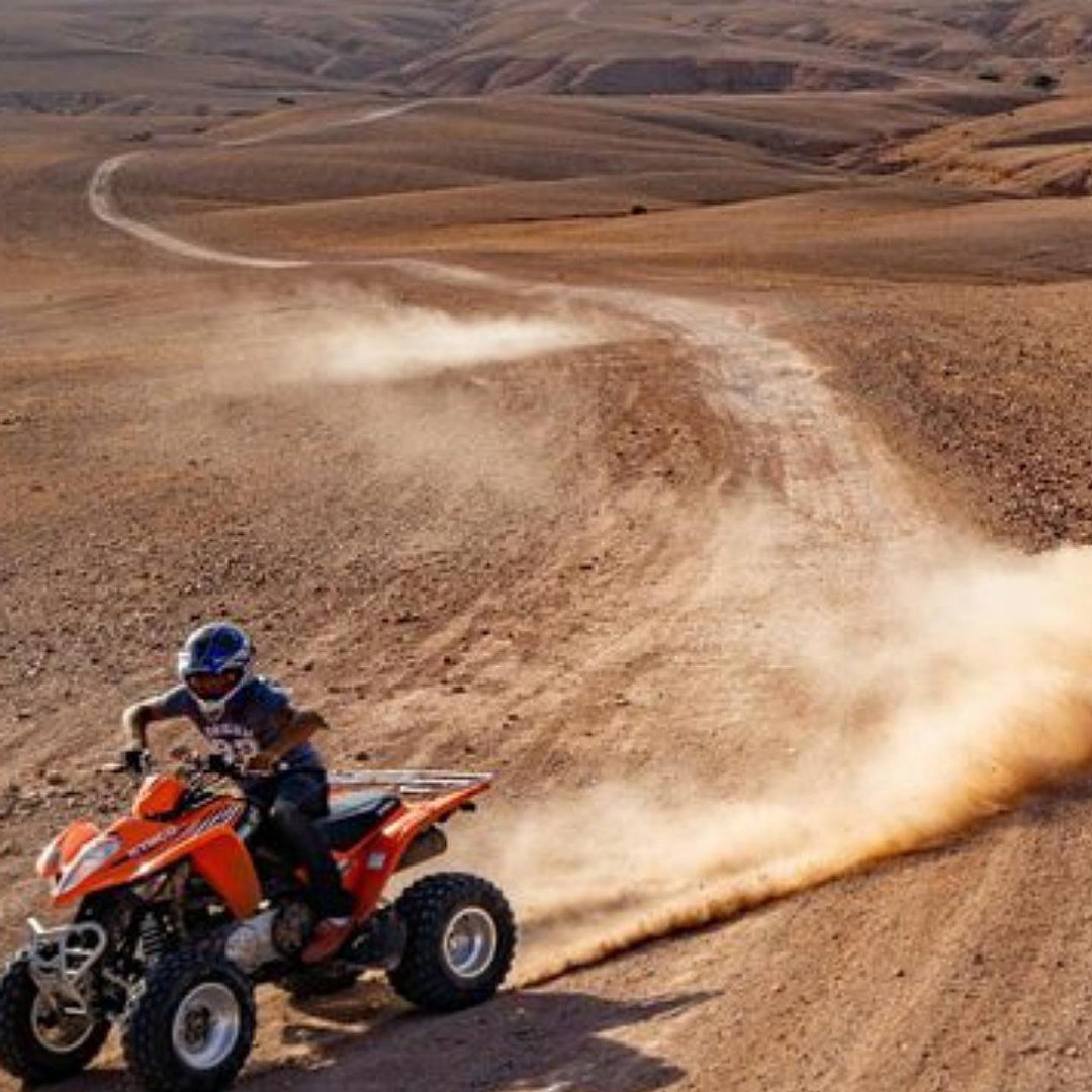 Dîner-spectacle dans le désert d'Agafay, 1 heure de quad et 20 minutes de balade à dos de chameau. - quad