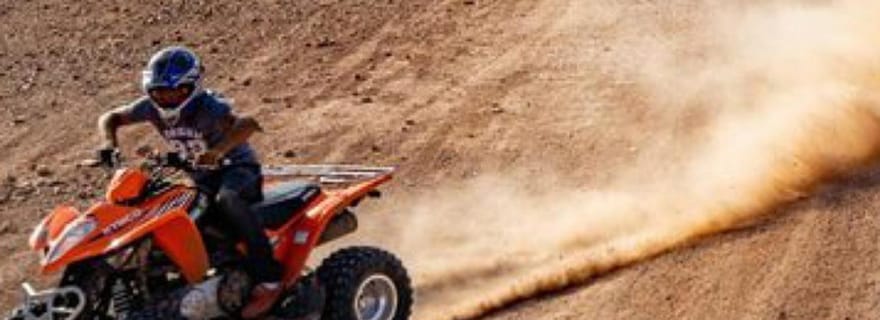 Dîner-spectacle dans le désert d'Agafay, 1 heure de quad et 20 minutes de balade à dos de chameau.