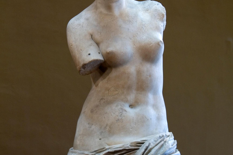 Paris: Louvre Museum Family Treasure Hunt for Kids