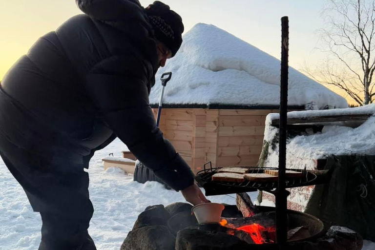 Avventura di pesca sul ghiaccio a Levi con zuppa di salmoneAvventura di pesca sul ghiaccio a Levi con la zuppa di salmone