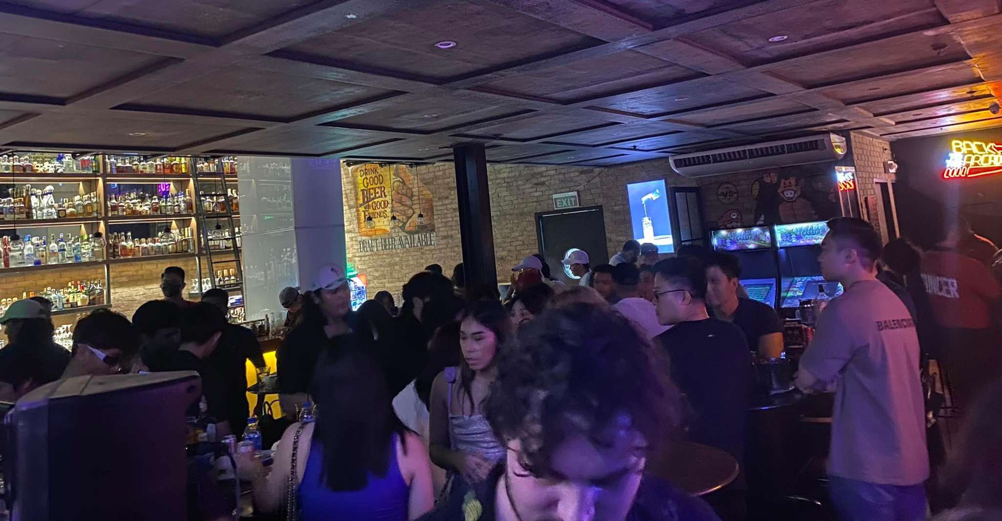 Makati, Bar Hopping - Hizvo