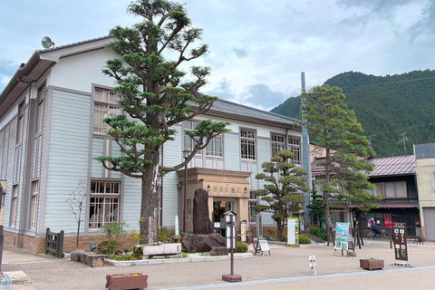 Gujo Hachiman Day Trip: Mountain Castle & Traditional Town The popular Gujyo town tour