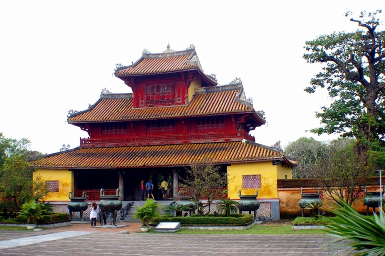 Farbton: Royal Tombs und Thien Mu Pagoda Private Guided Tour
