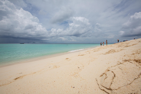 Von Phi Phi aus: Ganztagestour Maya Bay &amp; Schnorcheln mit dem Longtail