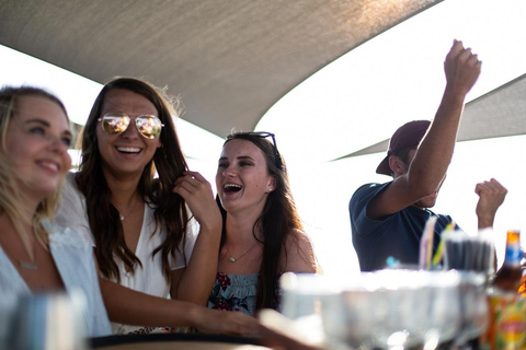 Athènes : Croisière à la nage avec déjeuner, vin et DJ live à bord