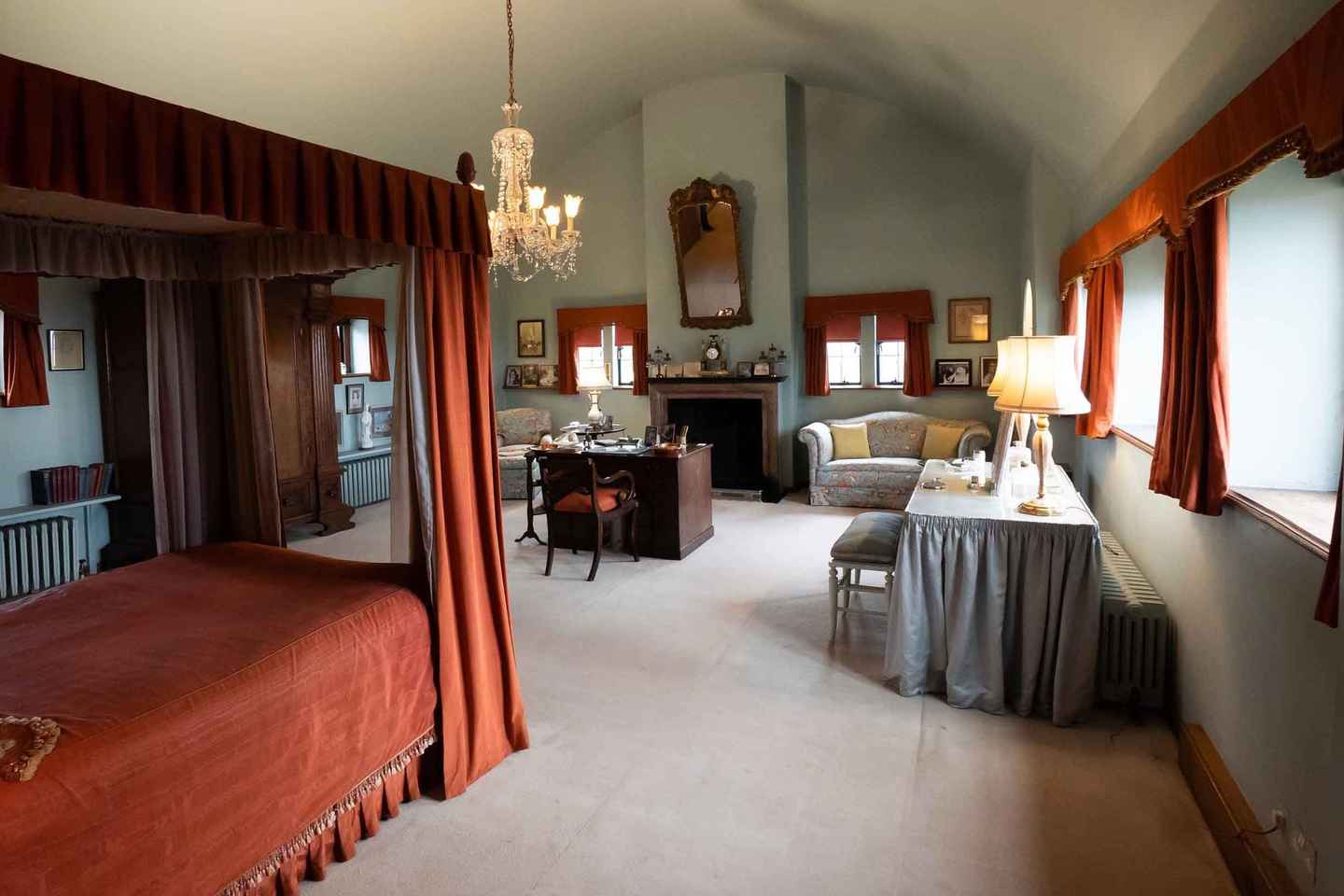 London: Winston Churchill Family Home with Transportation